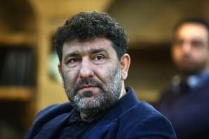او میرود دامن کشان