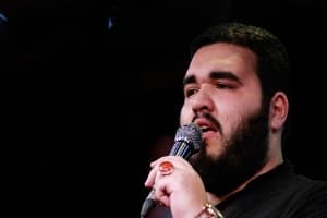 شب تاریک کنار تو به سر می آید